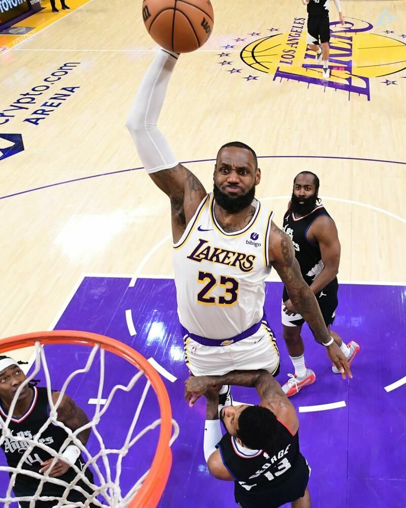 NBA'de Los Angeles derbisi geceye damga vurdu