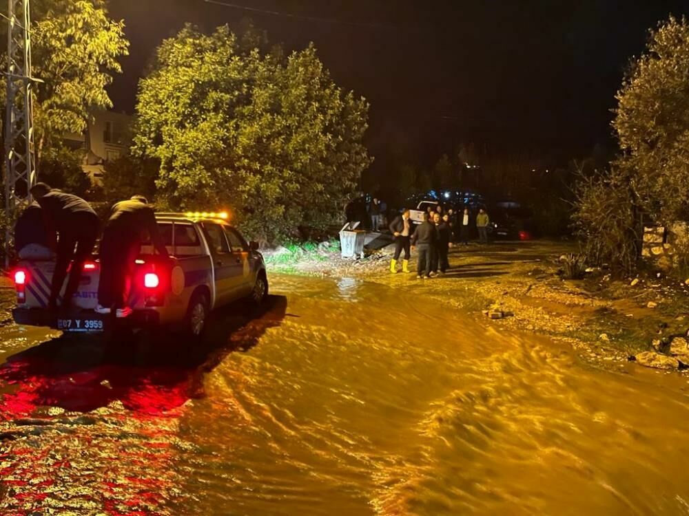Kaş’ta etkili olan yağışlar hayatı felç etti