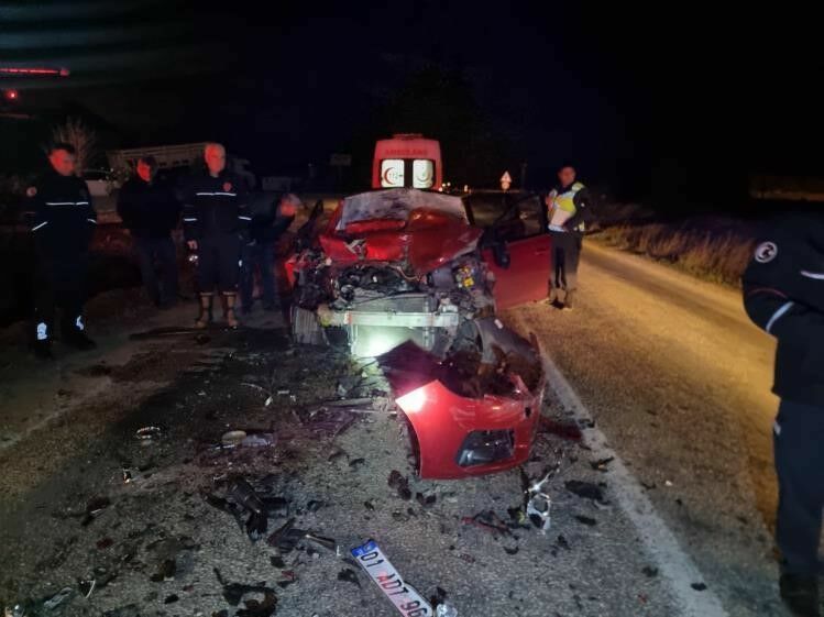 Adana Kamyona Çarpan Otomobil Paramparça Oldu