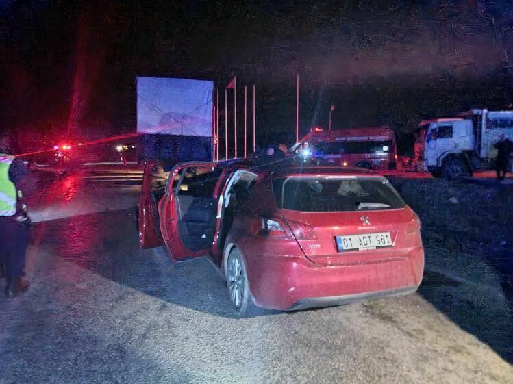 Adana Kamyona Çarpan Otomobil Paramparça Oldu 