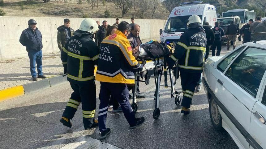 Burdur'da Otomobil Kırmızı Işıkta Duran Kamyonete Çarptı! 
