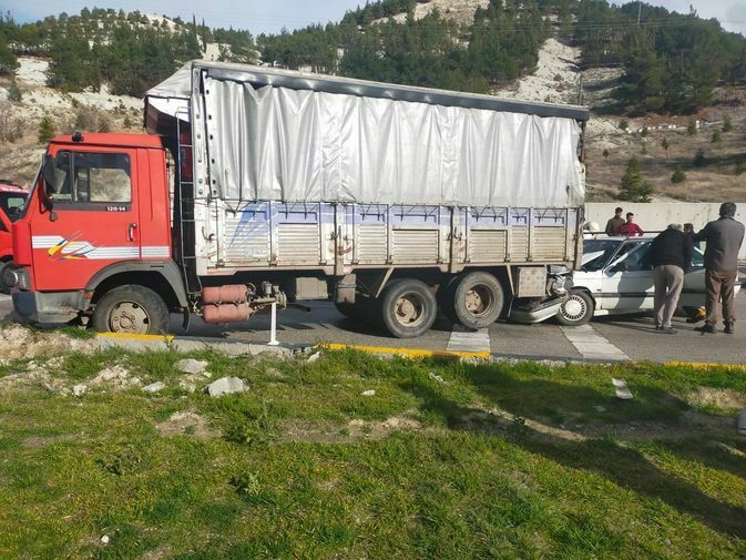 Burdur'da Otomobil Kırmızı Işıkta Duran Kamyonete Çarptı!