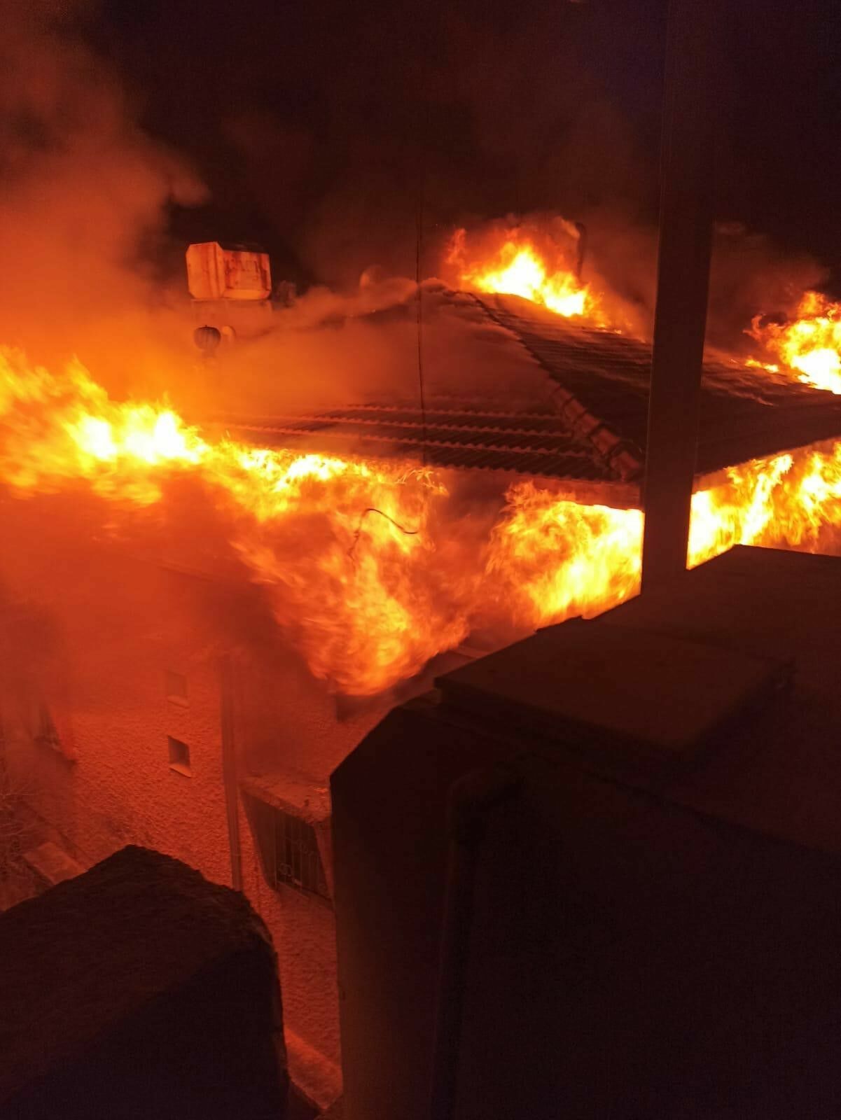 Hatay'da Apartman Çatısı Alevlere Teslim Oldu 