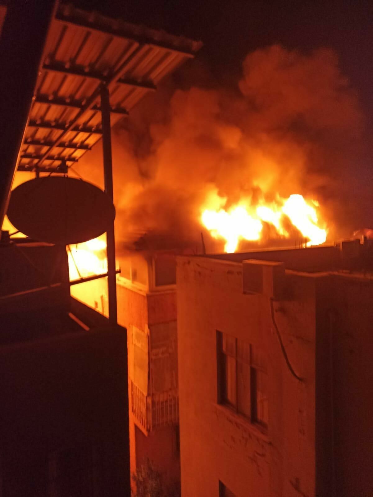 Hatay'da Apartman Çatısı Alevlere Teslim Oldu
