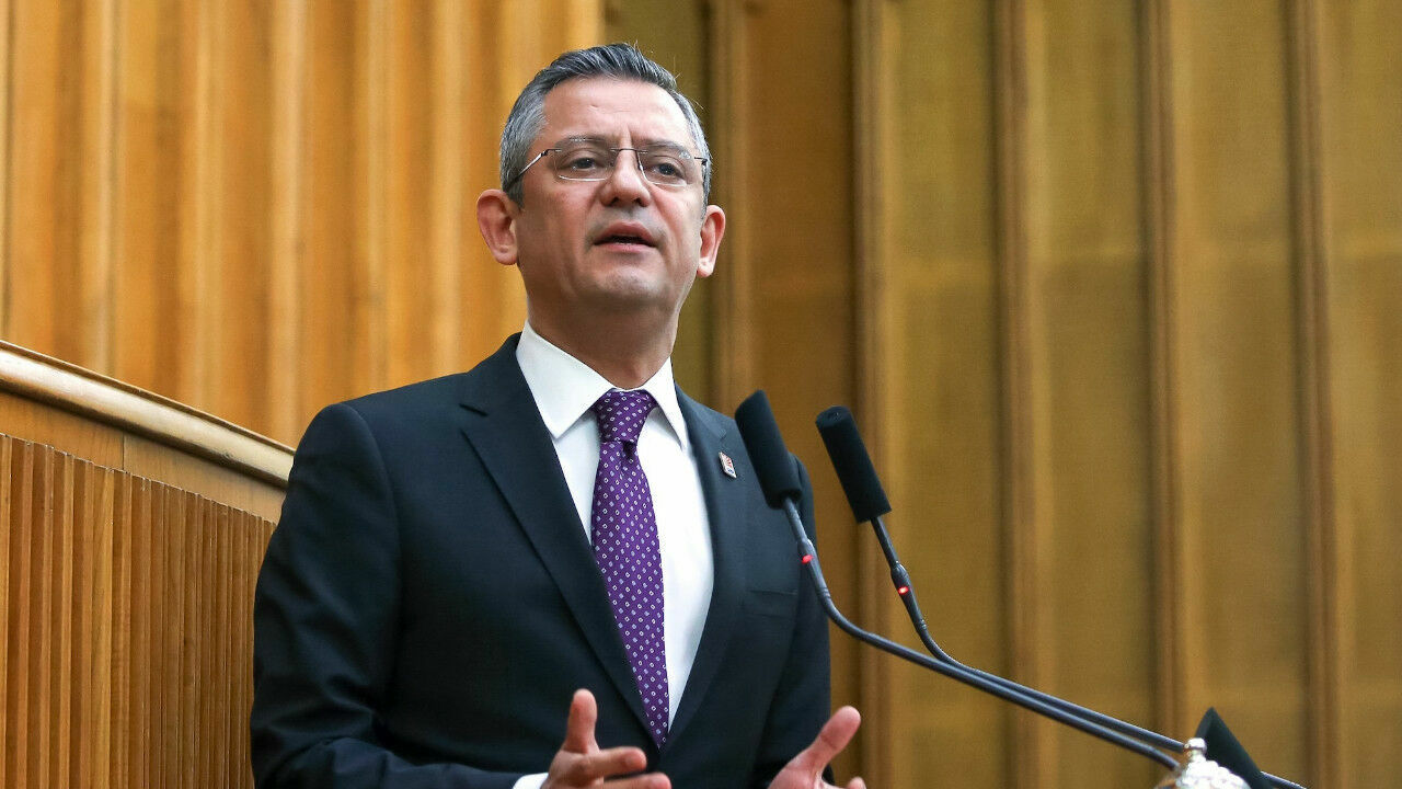 Ozgur Ozel Bayrak Tartismasi Nedeniyle Tutuklanan Ogrencinin Babasiyla Gorustu M9Wf