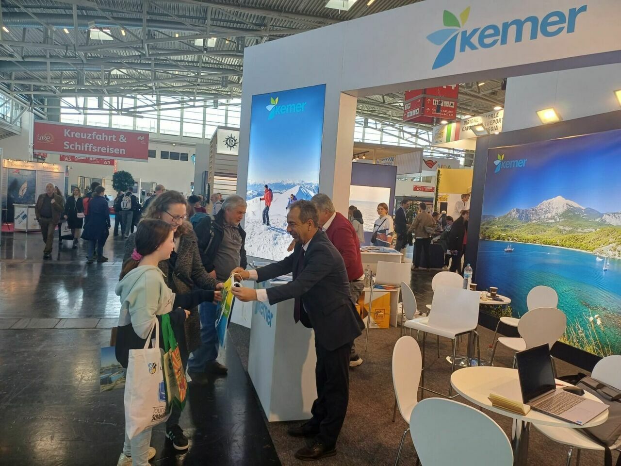 Münih Turizm Fuarı'nda Kemer standı büyük ilgi görüyor