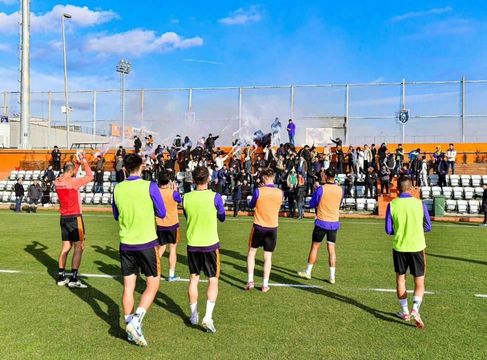 Başakşehir taraftarları takıma moral ziyaretinde bulundu