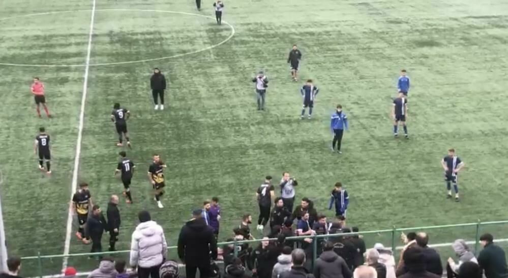 Zonguldak'ta maç sırasında futbolcular arasında kavga çıktı