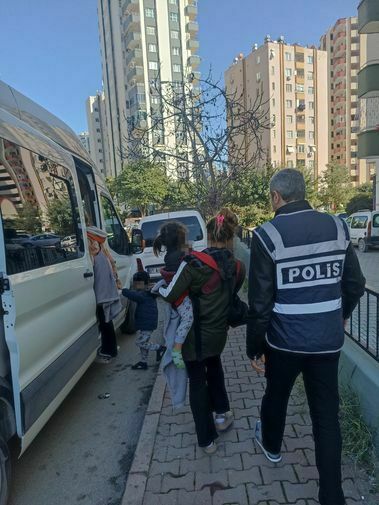 Adana'da Camilerde Dilenen Kadınlara Operasyon! 