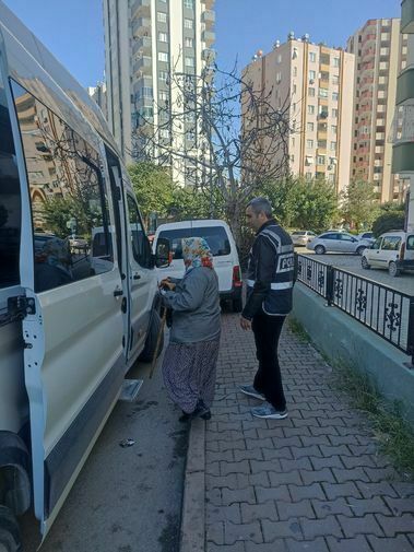 Adana'da Camilerde Dilenen Kadınlara Operasyon! 