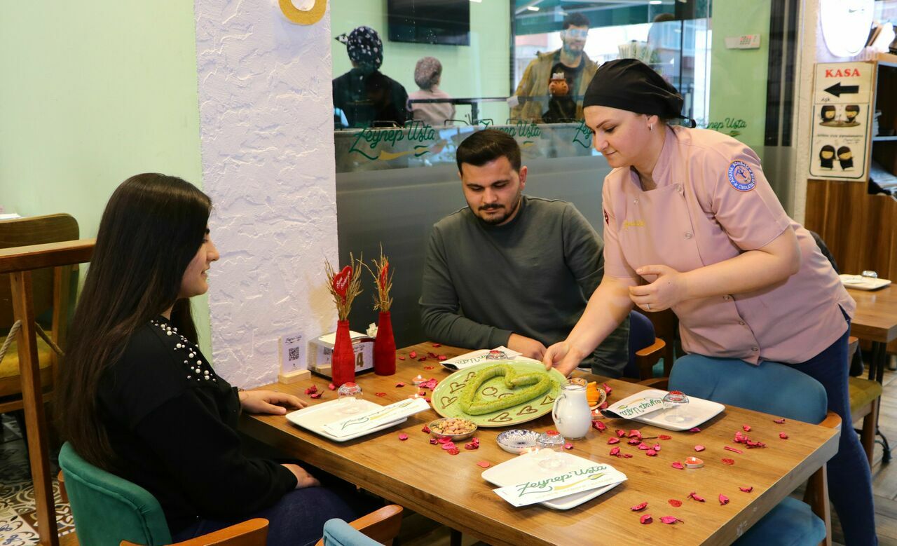 Adanalı Tatlıcı Sevgililer Günü'ne Kalp Şeklinde Katmerle Hizmet Ediyor