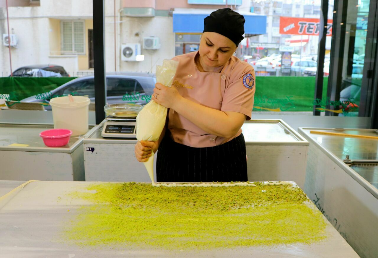 Adanalı Tatlıcı Sevgililer Günü'ne Kalp Şeklinde Katmerle Hizmet Ediyor