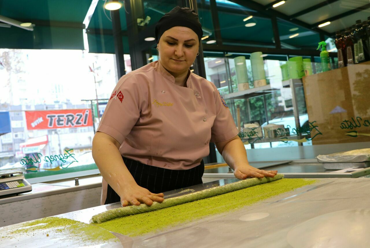 Adanalı Tatlıcı Sevgililer Günü'ne Kalp Şeklinde Katmerle Hizmet Ediyor