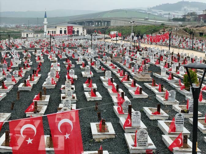 Hatay'da Deprem Mezarlığı Türk Bayraklarıyla Donatıldı 