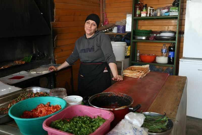 Meme Kanseri Olan Depremzede Kebapçılık Yaparak Ailesini Geçindiriyor
