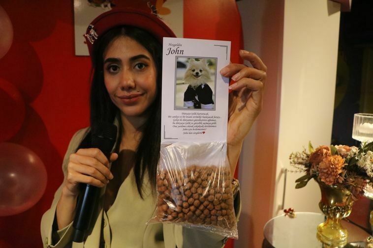 Sokak Hayvanlarına Farkındalık Için Köpeklerine Parti Düzenlediler