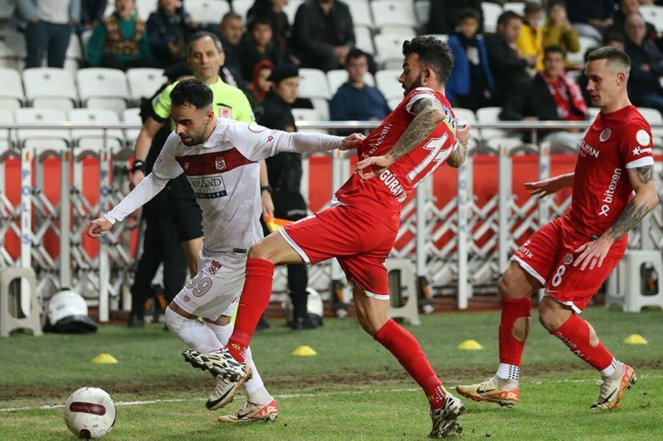Sivasspor Süper Lig'deki yenilmezlik serisini Kasımpaşa karşısında sürdürdü