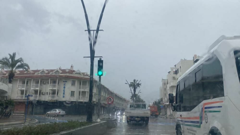 Marmaris'te gök gürültülü sağanak yağış hayatı etkiledi