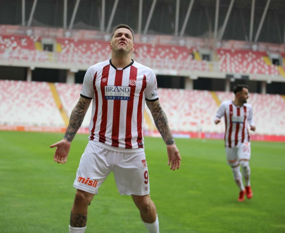 Rey Manaj Arnavutluk Milli Takımı kadrosuna davet edildi