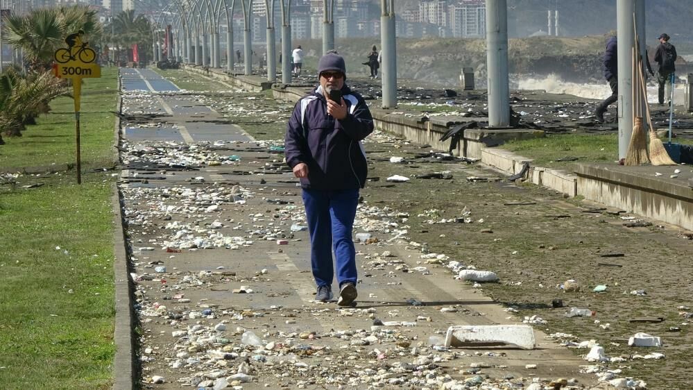 Kötü hava koşulları Trabzon sahillerini kirletti