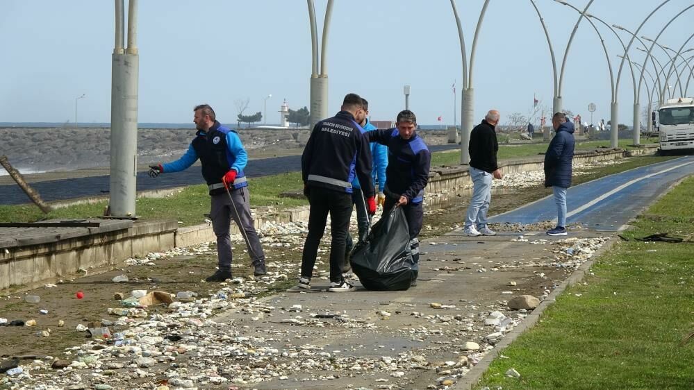 Kötü hava koşulları Trabzon sahillerini kirletti