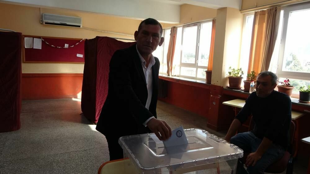 Kozan'da asırlık okullarda oy kullanma işlemi başladı