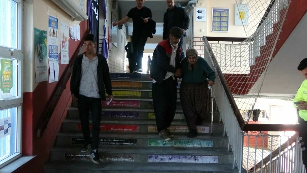 Kozan'da asırlık okullarda oy kullanma işlemi başladı
