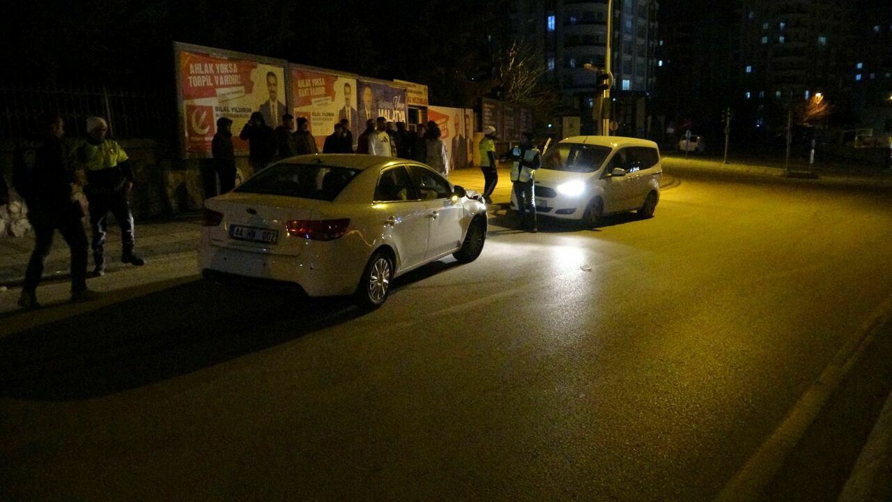 Araç Ile Istinat Duvarı Arasına Sıkış