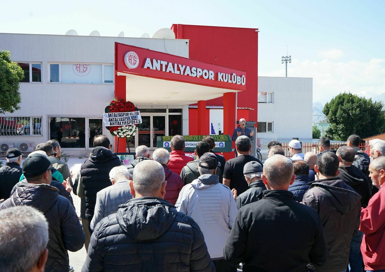 Antalyaspor'un eski futbolcusu Nazmi Demir hayatını kaybetti