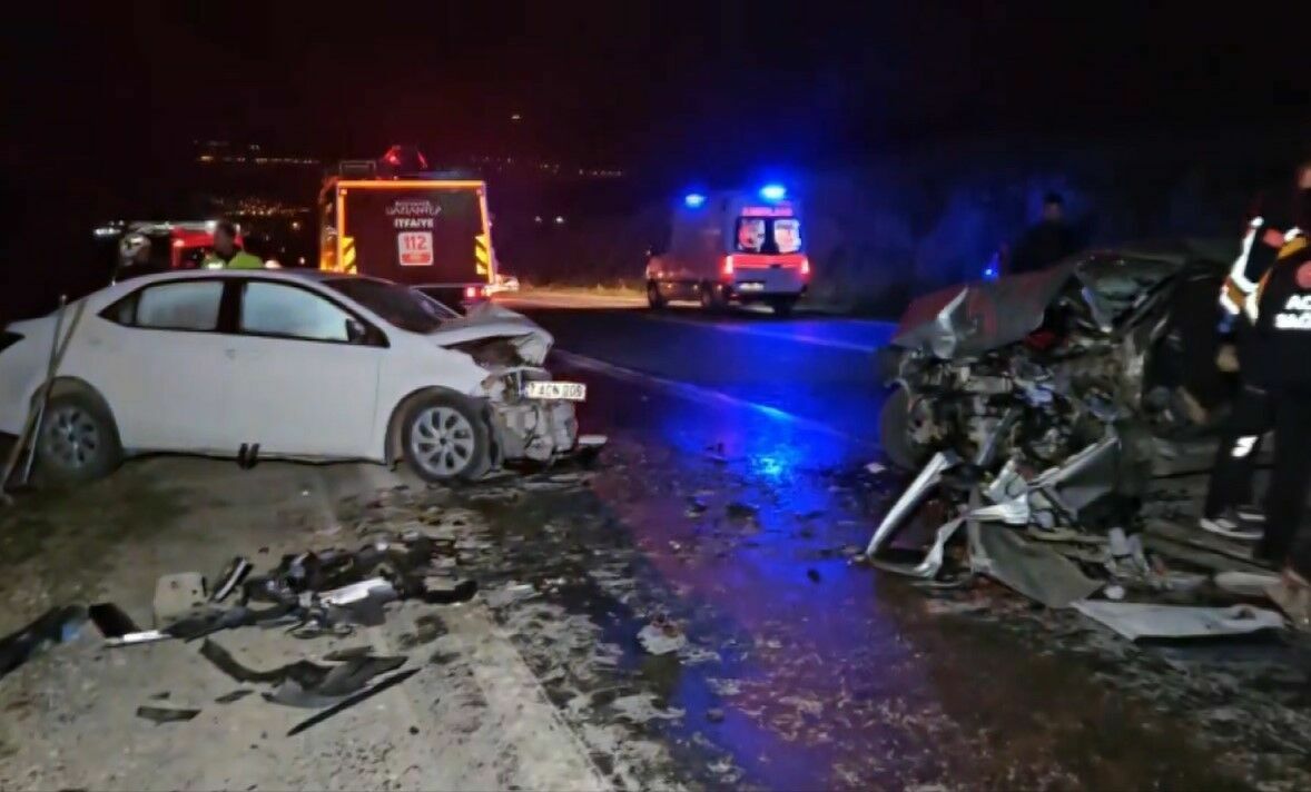 Gaziantep'te Iki Otomobil Kafa Kafaya Çarpıştı