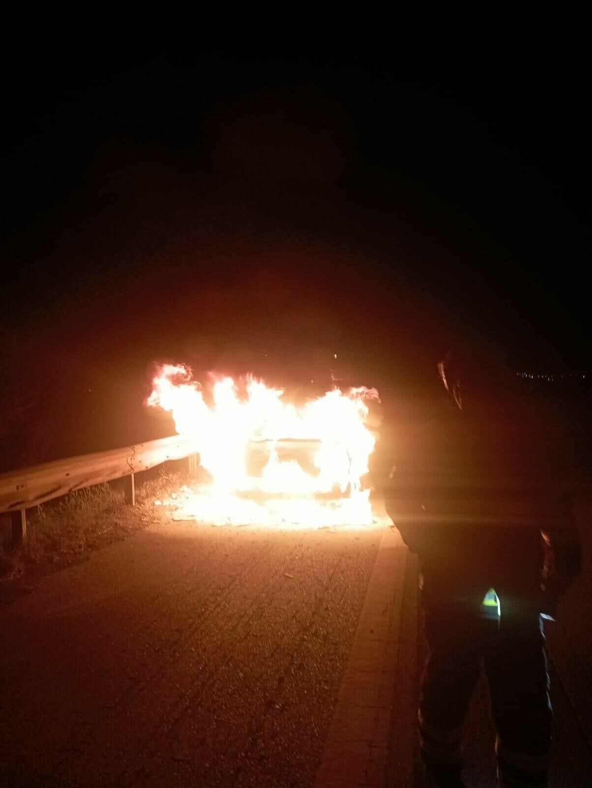 Hatay'da Gece Yarısı Korkutan Anlar! Otomobil Alev Alev Yandı (2)