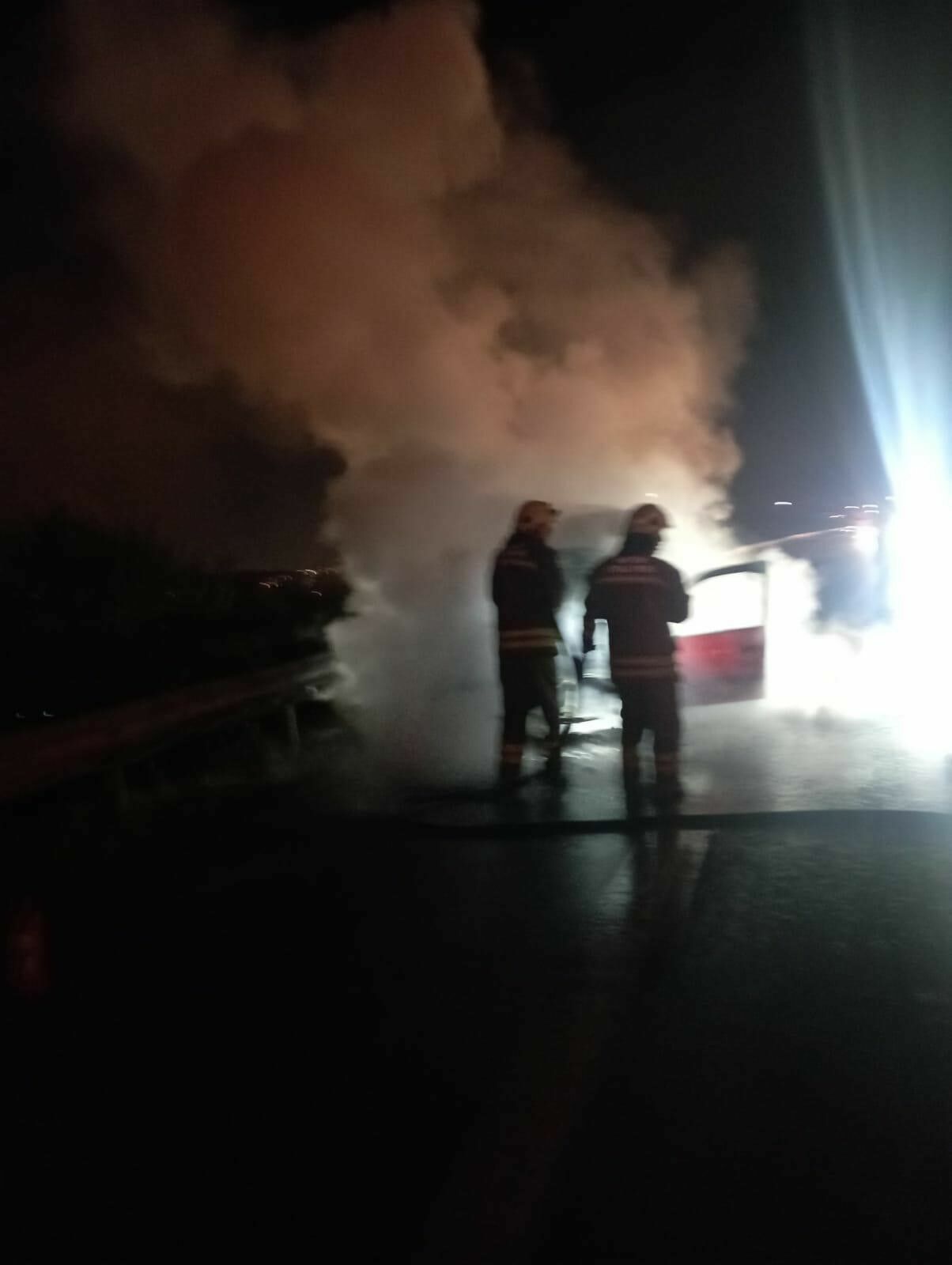 Hatay'da Gece Yarısı Korkutan Anlar! Otomobil Alev Alev Yandı (3)