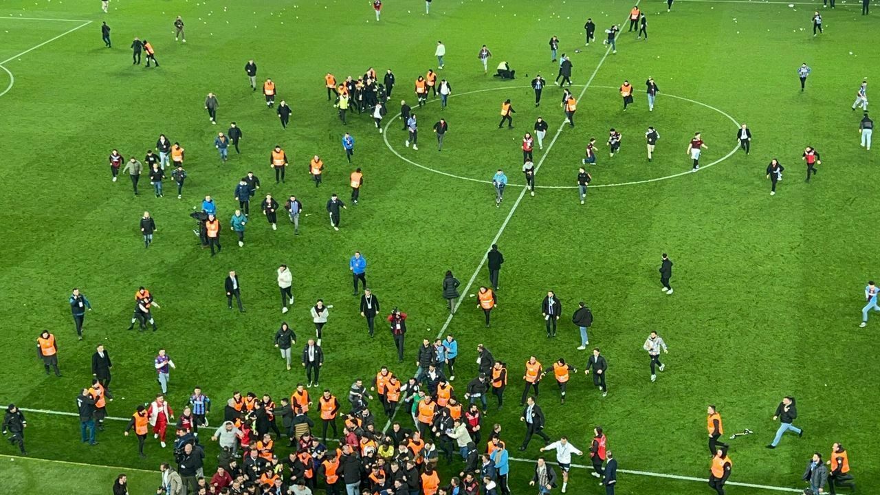 Taraftarlar Sahaya İndi (2) Result
