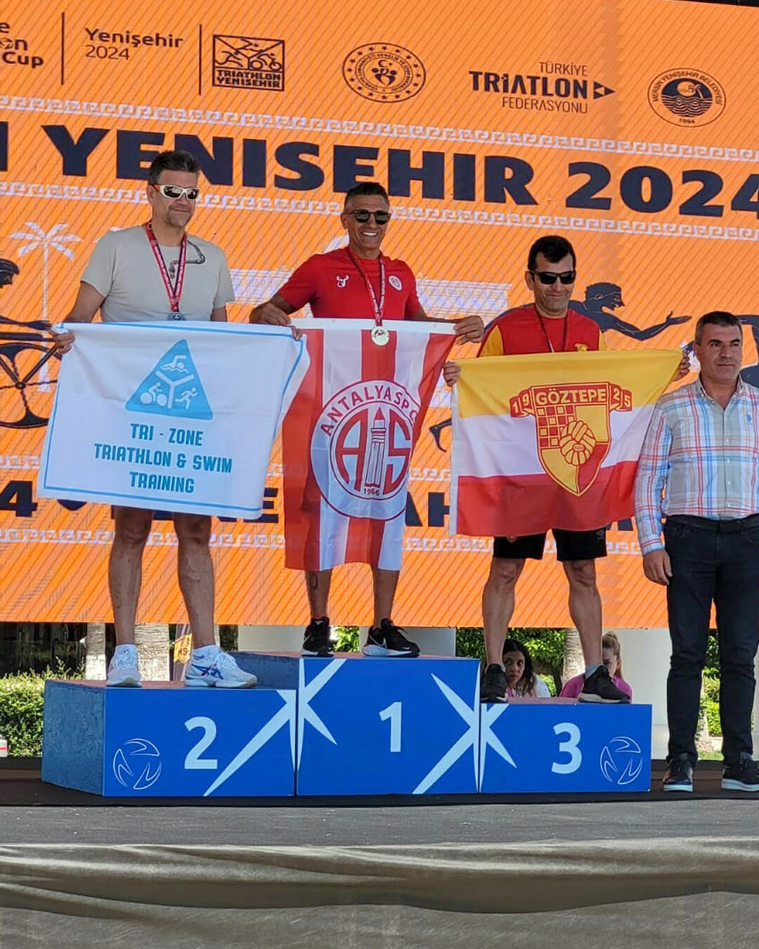 Antalyaspor Triatlon takımı Mersin'de başarıyla madalyaları topladı