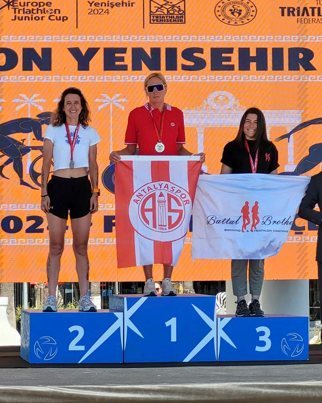 Antalyaspor Triatlon takımı Mersin'de başarıyla madalyaları topladı