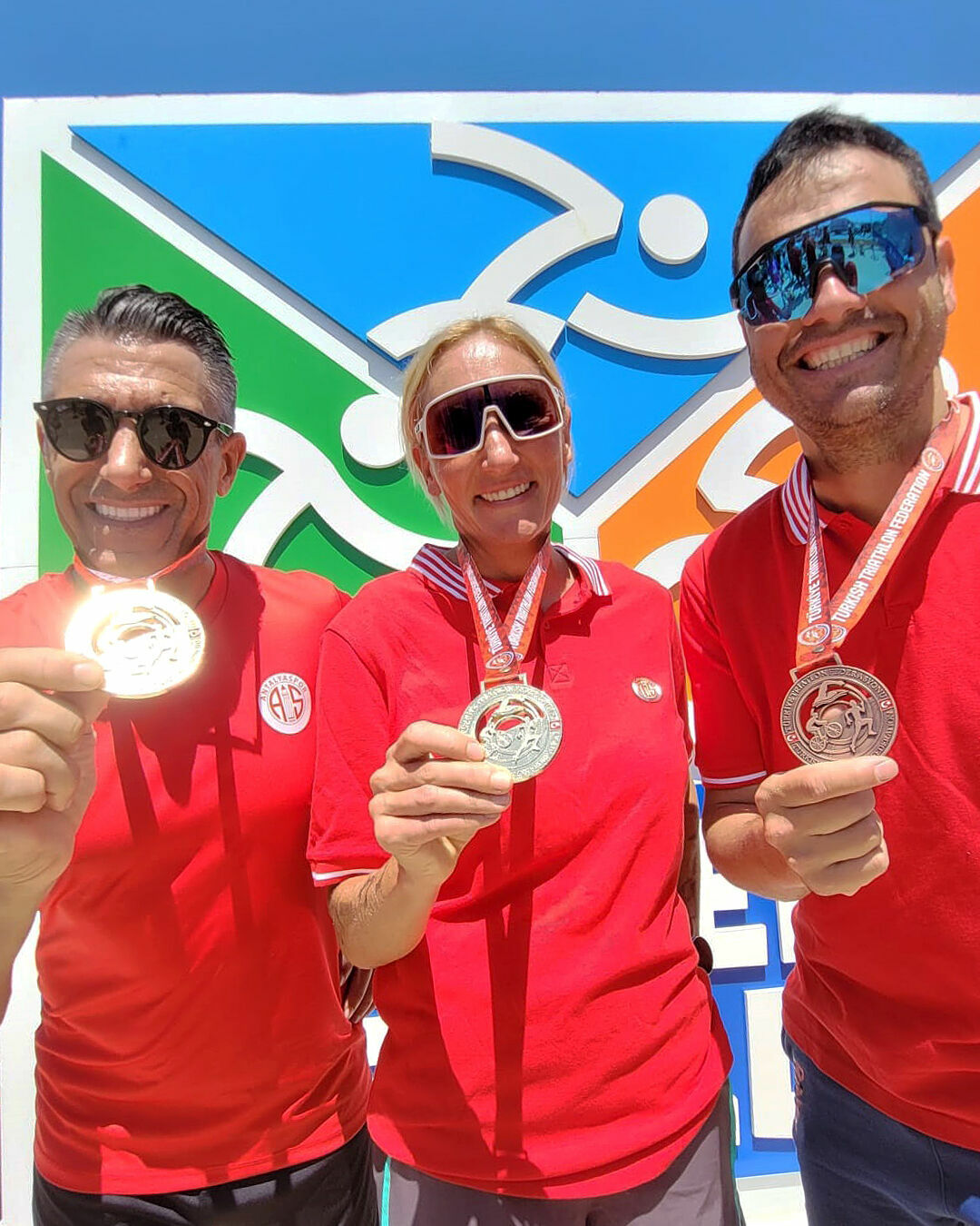 Antalyaspor Triatlon takımı Mersin'de başarıyla madalyaları topladı