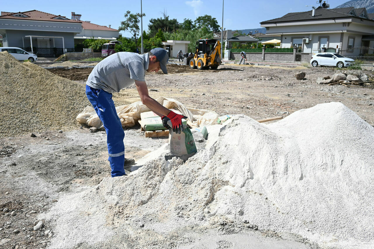 Kemer Belediyesi yeni park inşaatına başladı