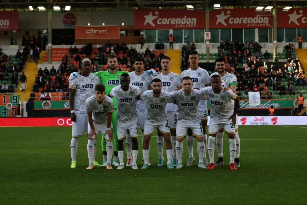 Alanyaspor Teknik Direktörü Fatih Tekke futbolculara izin verdi