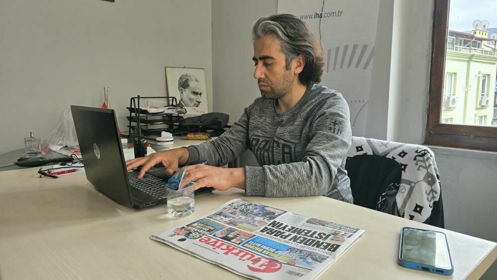 Gazeteci üşüyen top toplayıcıya montunu verdi