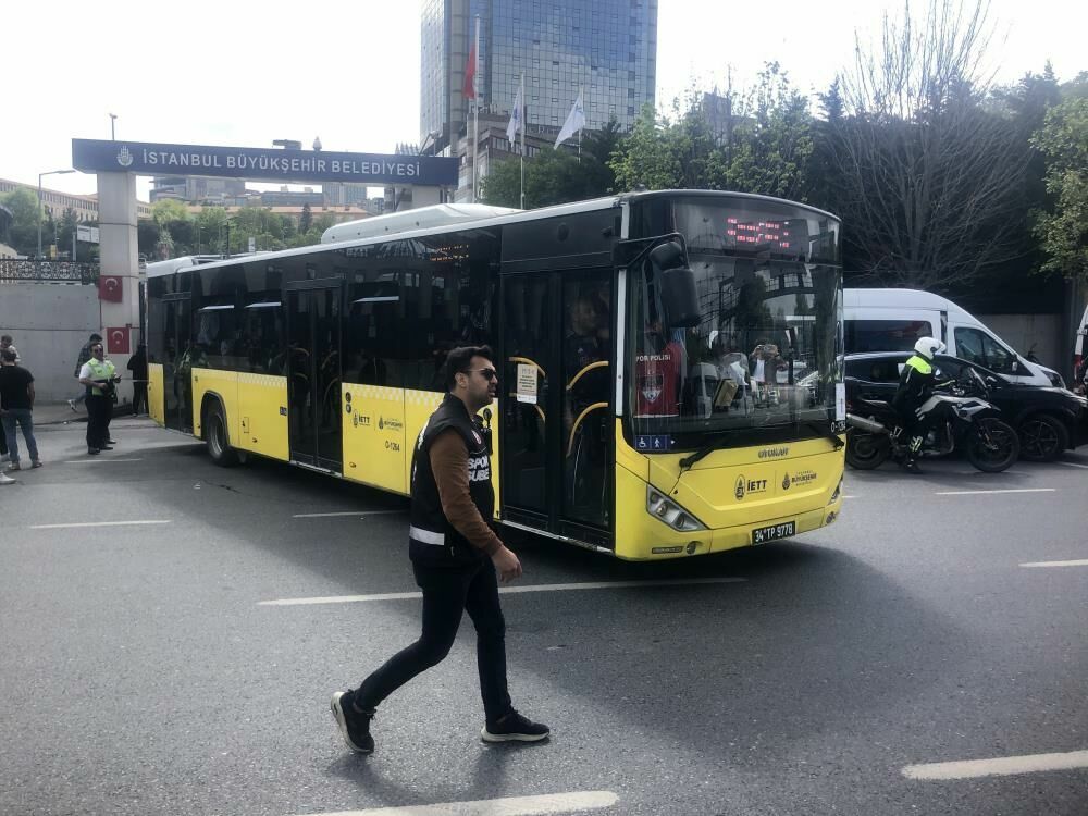 Süper Lig derbisi öncesi Beşiktaş taraftarları stadyuma doğru yola çıktı