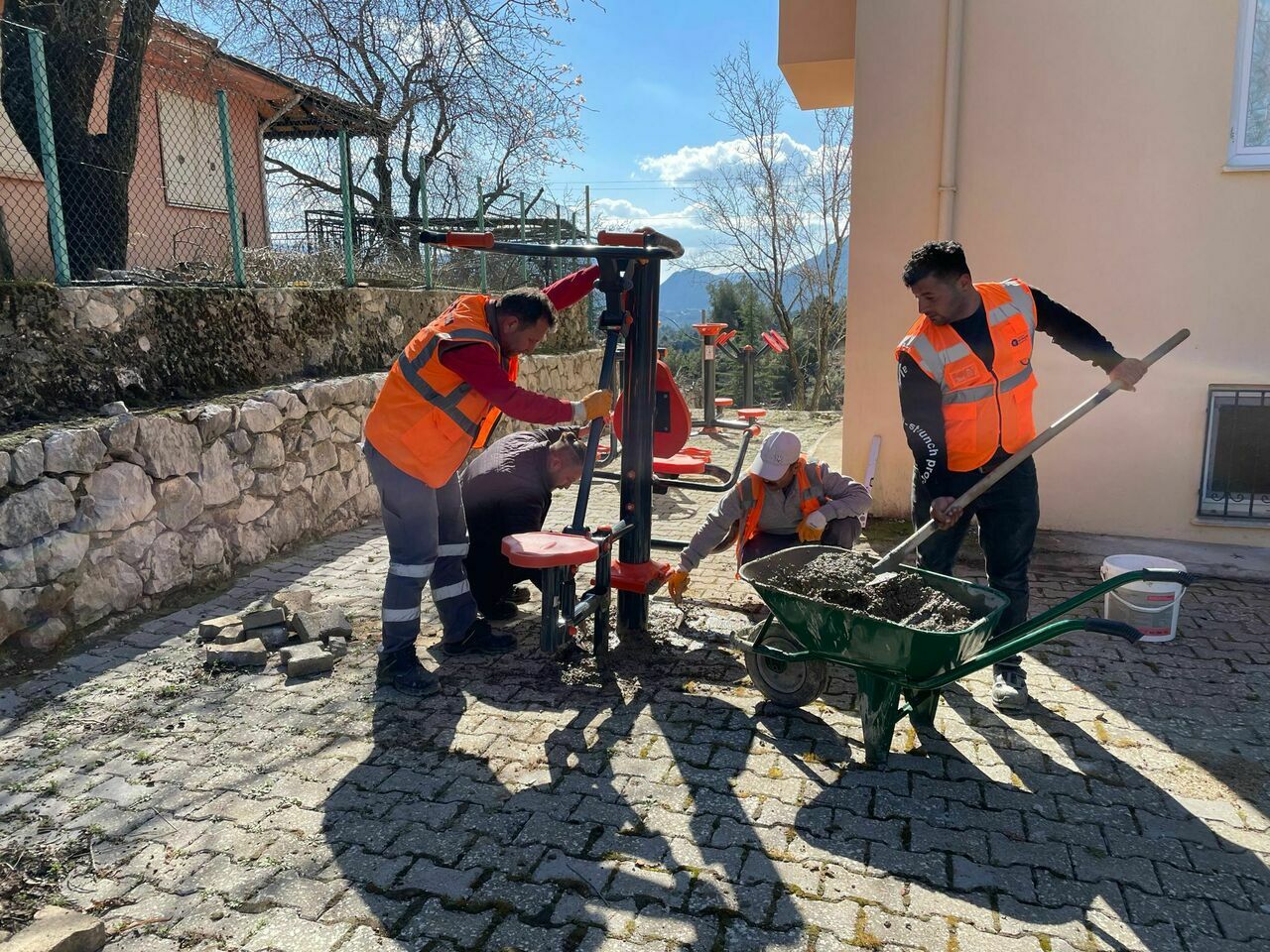 Antalya Büyükşehir Belediyesi Akseki Alaçeşme Mahallesi'nde sosyal alan oluşturdu