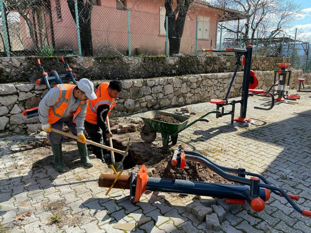 Antalya Büyükşehir Belediyesi Akseki Alaçeşme Mahallesi'nde sosyal alan oluşturdu