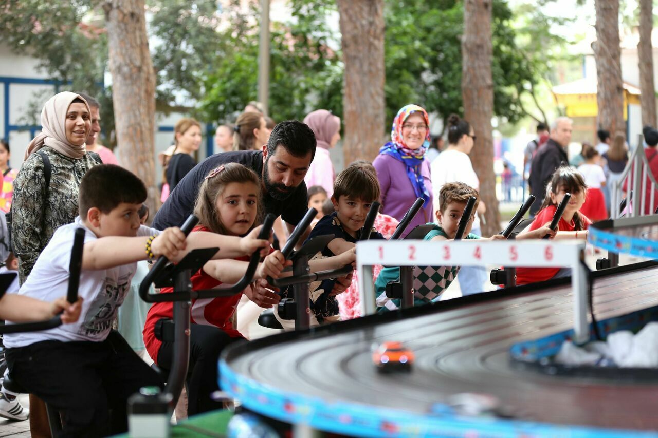 Kepez Belediyesi 23 Nisan'da Antalyalı çocukları eğlendirdi
