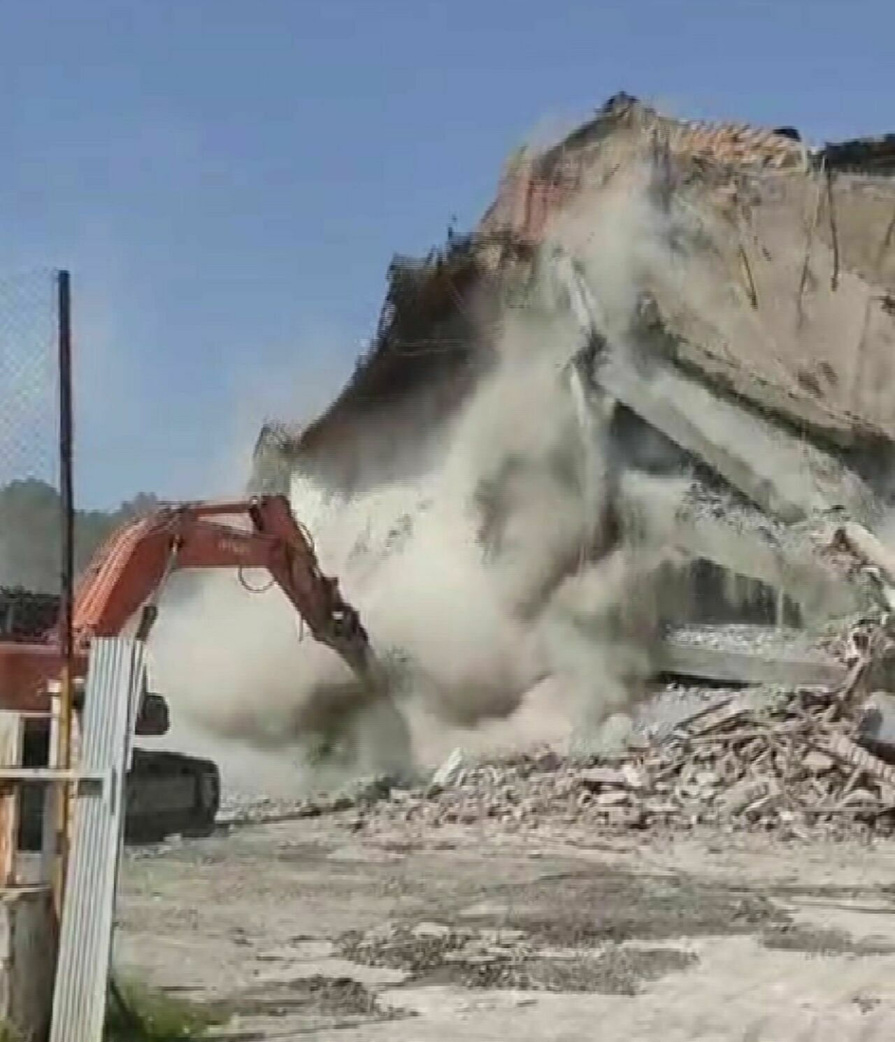 Hatay'da 5 Katlı Okulun Yıkımı Sırasında Büyük Panik! (2)