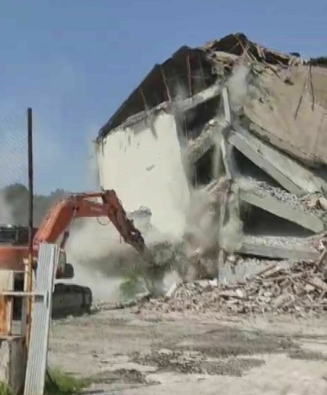 Hatay'da 5 Katlı Okulun Yıkımı Sırasında Büyük Panik! (3)