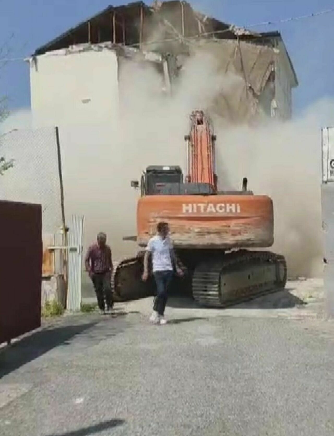 Hatay'da 5 Katlı Okulun Yıkımı Sırasında Büyük Panik! (4)