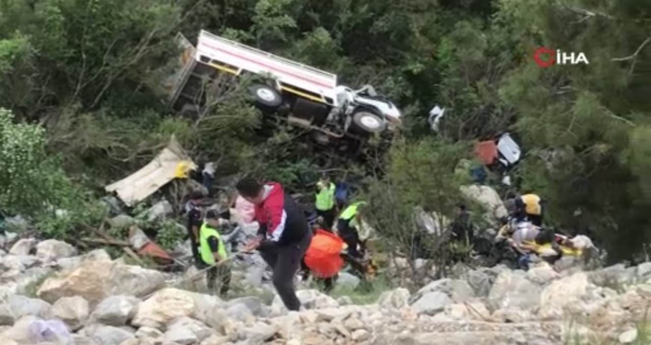Akseki'de kamyonet uçuruma yuvarlandı