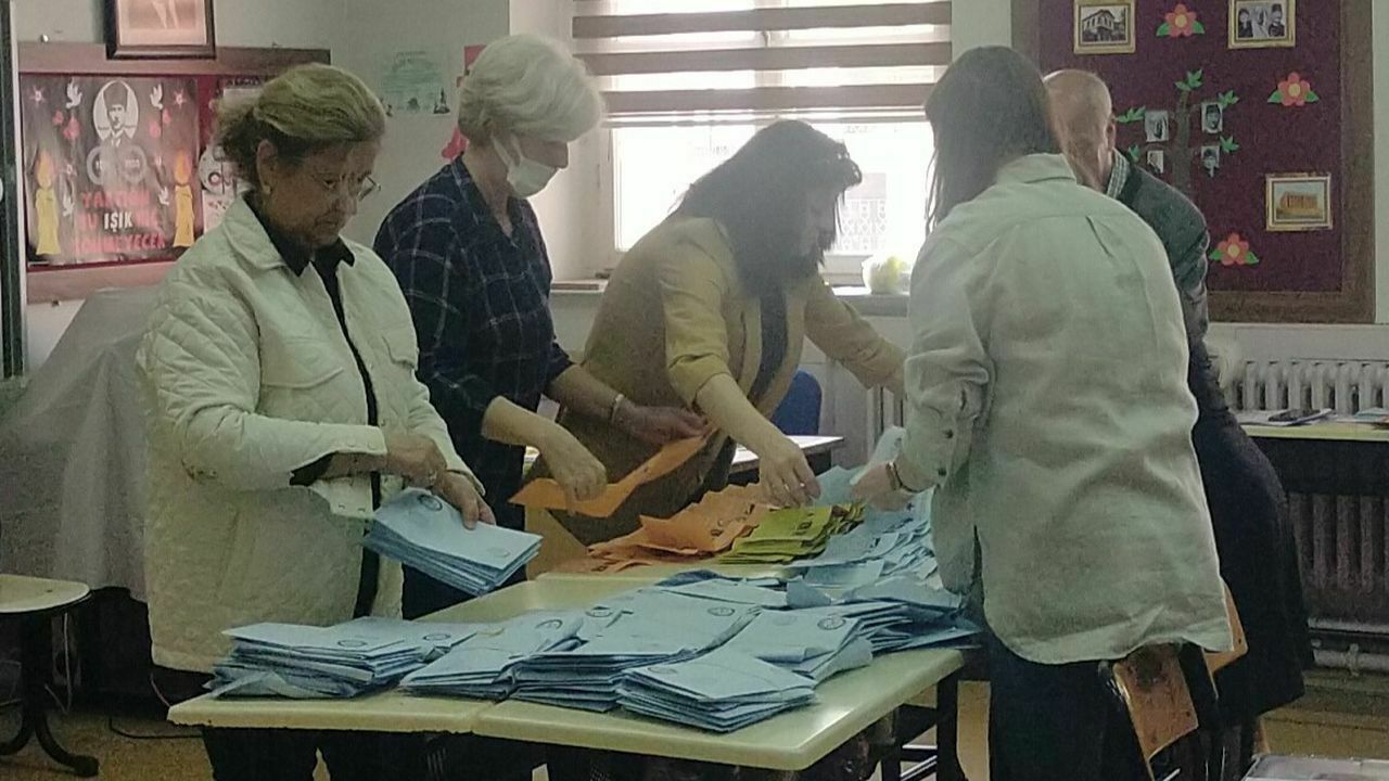 Seçim Günü Temizlik Görevlisi Pusulaları Çöpe Attı! Seçim Yenilenecek (3) Result