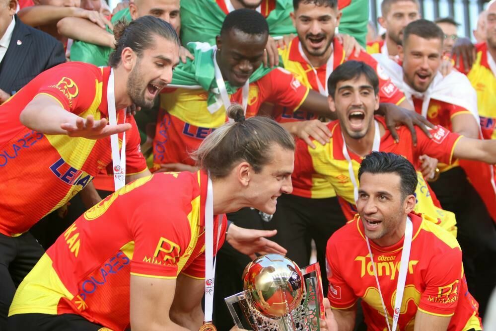 Göztepe Süper Lig’e yükselişini şampiyonluk kupasıyla kutladı