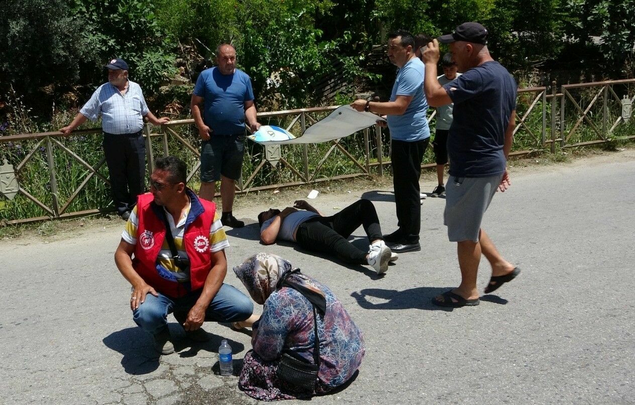 Manavgat'ta motosiklet yayaya çarptı: Yaralıları güneşten böyle korudular